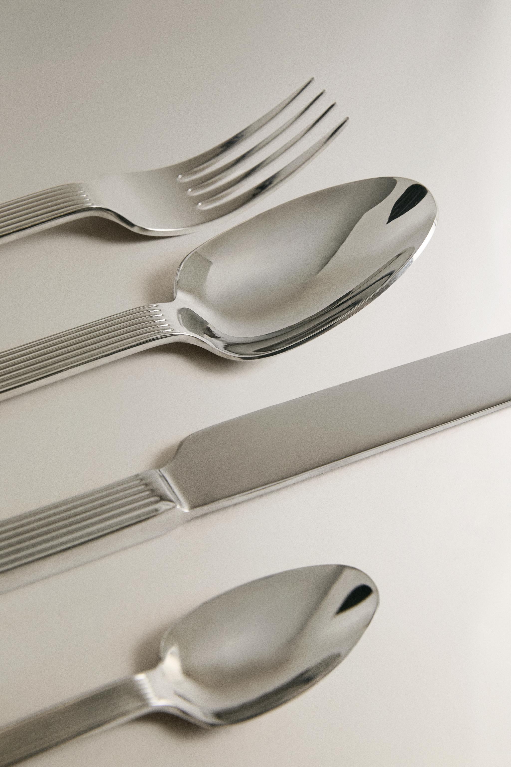 RIBBED HANDLE FLATWARE SET (SET OF 4)